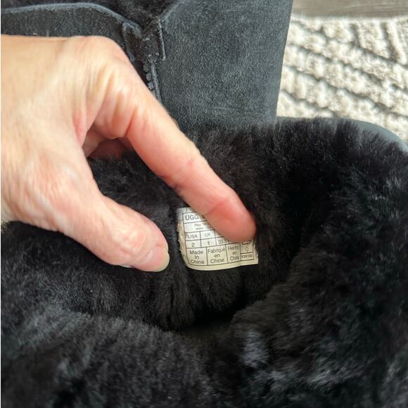 Girls UGG Bailey Button Black Size 2 - Picture 8 of 9